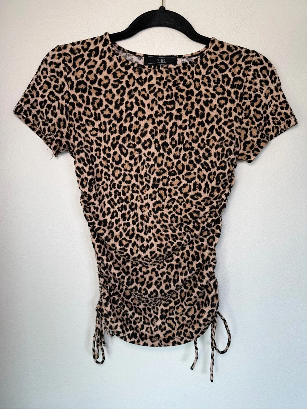 Vibe Sportswear Leopard Print Ribbed Cinched Short Sleeve Top Comfy Athleisure - Picture 1 of 4